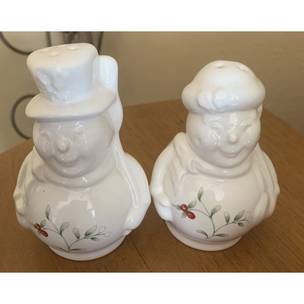 VTG Snowman Salt and Pepper Shakers Winterberry by Pfaltzgraff Christmas Table - Picture 1 of 3